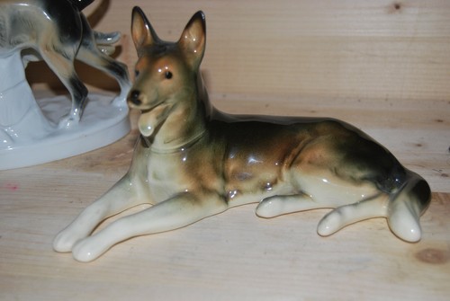 Schäferhundfigur sitzend