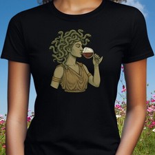 T-Shirt Medusa trinkt Wein –