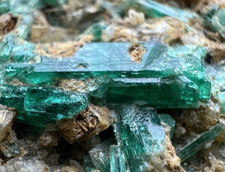 Extrem seltener, smaragdgrüner Bündelkristall auf Matrix @AFG