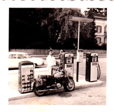 altes original Foto 60er Jahre Tankwart betankt  Motorrad an Esso Tankstelle
