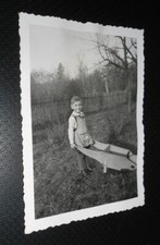 Altes Foto Kind mit Schubkarre