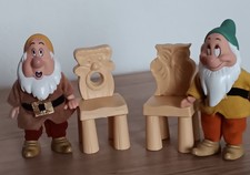 Disney: 2 Zwerge mit Stühlchen vom Schneewittchen-Zwergehaus aus den 2000ern Top