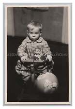 Portrait Junge mit Schaukelpferd Spielball und Puppe DDR - Altes Foto 1950er