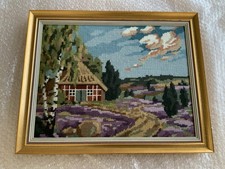 Handgesticktes Gobelin Stickbild - Landschaft mit Haus und Heide Goldener Rahmen