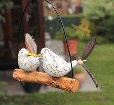 Zwei Möwen auf Ast hängend