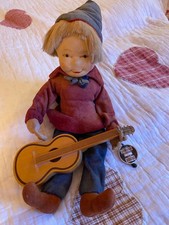 alter  Sandmann mit Gitarre