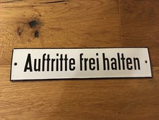 Altes gewölbtes Emailschild Auftritte frei halten Hinweisschild Straßenbahn