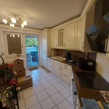 Biete hoch- und neuwertige Einbauküche von Nobilia.