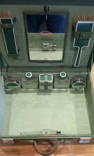 Antiker Reise Kosmetikkoffer in grünem Leder Seidenfutter & Inhalt 40x30x13cm