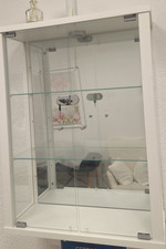 Weiße Glasvitrine aus Holz