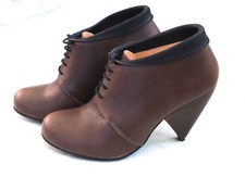 Ankle Boots in dunkelbraun mit schwarzen Schnürsenkeln von Dico Copenhagen in 39