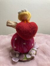 Kleine Fee auf Zauberkugel mit Herz, nadelgefilzt, handgefertigt, Waldorf, Elfe