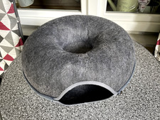 Katzen Liegeplatz/Tunnel in Donutform 50cm Durchmesser, dunkelgrau aus Nadelfilz