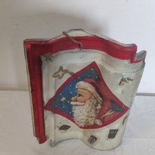 Dachziegel mit Weihnachtsdekor. Dekorativer Ziegel mit Nikolaus Weihnachtsmann.