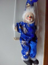 Puppe Clown Gr. 55 cm sitzend auf der Schaukel Spielpuppe