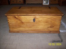 ANTIKE FLACHDECKELTRUHE AUS WEICHHOLZ / EIN SEHR SCHÖNES MÖBELSTÜCK ( ROLLBAR )!