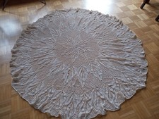 Große runde antike Tischdecke