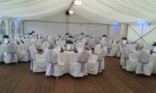 70 x STUHLHUSSEN INKL. SCHLEIFE ZUR MIETE FÜR HOCHZEIT