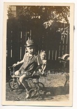 136410, Foto, Kleinkind, Kind auf Dreirad mit Pickelhaube