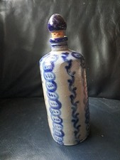 Alte Steingutflasche blau