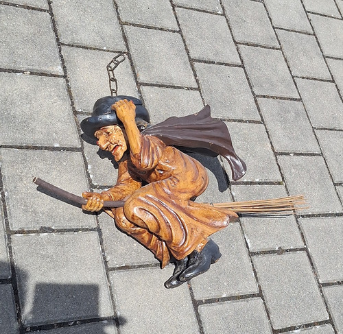 Hexe auf besen - besen, fantasyfigur