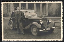 Foto-AK Auto Mercedes 170 V 1936 /42, Chauffeur am KFZ der Einfahrt eines Anwes 