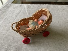 alter Puppenwagen mit alter Puppe für Puppenstube