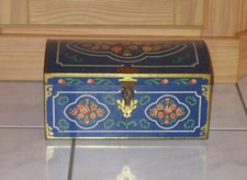 SCHÖNE ALTE BLECHDOSE TRUHE FORM EINER RUNDDECKELTRUHE BAUERNMALEREI ~ 1930