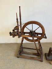 Wunderschönes antikes Spinnrad mit zusätzlichem Gestell für Spulen