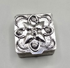 Vintage Pillendose VILLANO ITALY versilbert Schmuckdose florales Relief 28 mm