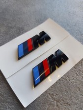 2er Set BMW M Emblem Logo Schwarz Glanz Kotflügel Badge Seite M Paket in 90x30mm
