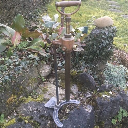 Antike handpumpe zum - antike, umfüllen