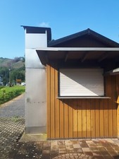 Grill u.Verkaufsstand mit Holzkohlegrill