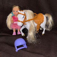 Kleine Puppe Evi 12 cm Mit Pferd Mit Sattel Zaumzeug Helm Kleidung Schuhe Paket