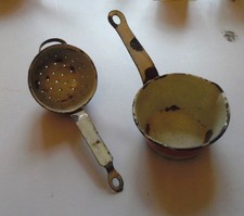 Puppenstubengeschirr -  Stielsieb und Stielpfanne Emailliert rot-weiß