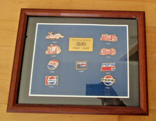 The Pepsi Logo Revolution 1898-1998 , 10 Pins im Rahmen, 32 x 25 cm