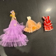 Puppe Und Zwei Barbie Kleider