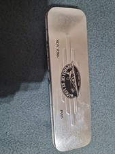 Zwei Silberfarbene Stifte Ryan