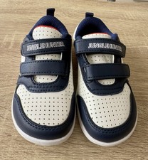 Neue Alltagsschuhe (Sneakers