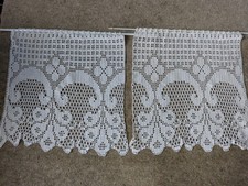 2 Bistro Gardinen Ecru. Handarbeit . ca. 53 cm x 53 cm. Blumen