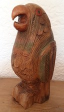 Aus Holz geschnitzer Papagei -
