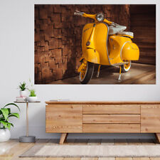 Gelb Vespa Parkplatz Holzwand
