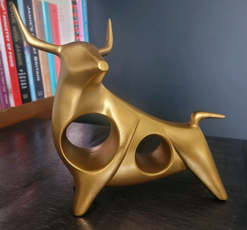 Eine fesselnde goldene stier - eine,