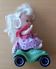 Kleine Puppe auf Mini-Bobby-Car