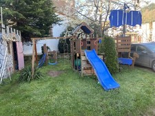 Spielturm Klettergerüst Kletterturm mit Rutsche und Schaukel. Abgebaut.