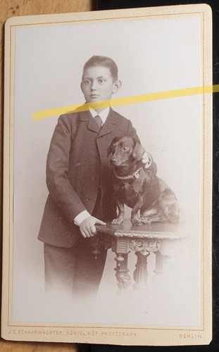 Stehender junge mit hund - stehender,