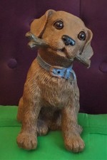 Deko Hund, braun mit Knochen, blaues Halsband, Kunststoff