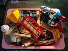 Brio Holzeisenbahn Set mit 2 elektrischen Zügen. Vers Sets, Brücken, Tiere,