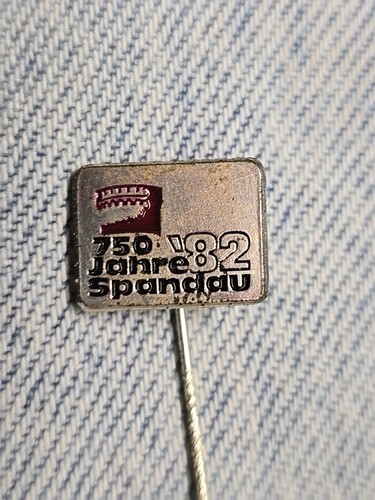 Alte anstecknadel 750 jahre - anstecknadel,