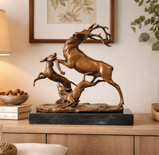 Bronzefigur Hirsch & Hunde –